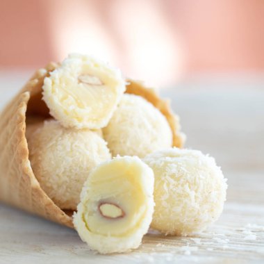 Sütlü çikolata şekeri. El yapımı tatlılık. 