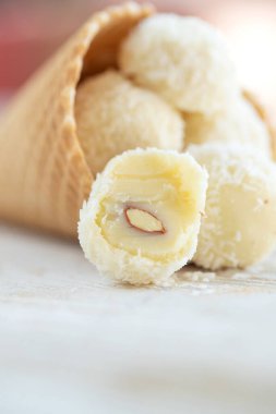 Sütlü çikolata şekeri. El yapımı tatlılık. 