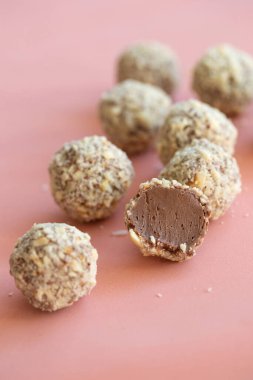 Sütlü çikolata şekeri. El yapımı tatlılık. 