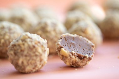 Sütlü çikolata şekeri. El yapımı tatlılık. 