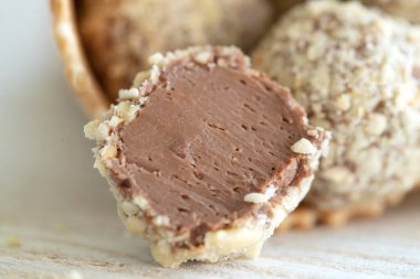 Sütlü çikolata şekeri. El yapımı tatlılık. 