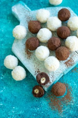 Çikolatalı şeker. Çeşitli el yapımı çikolatalar.. 