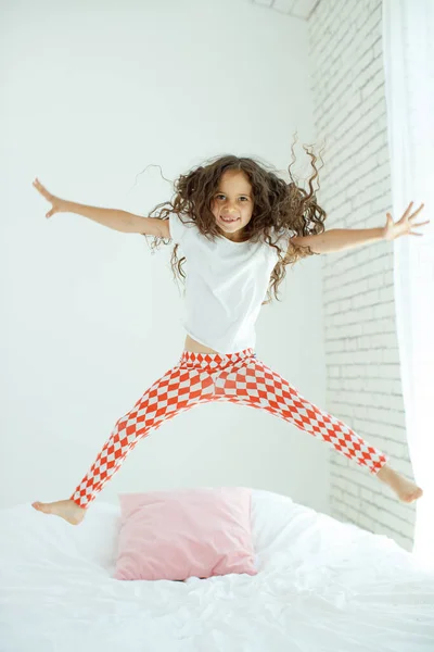 Ragazzina a letto. Il bambino a casa si sveglia a letto la mattina. — Foto Stock