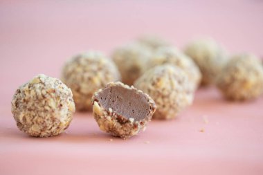 Sütlü çikolata şekeri. El yapımı tatlılık. 