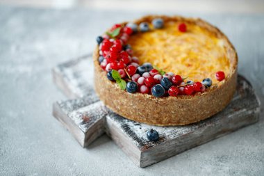 Çilekli cheesecake keki. Hassas kaymak ve hamurdan yapılmış kek.. 