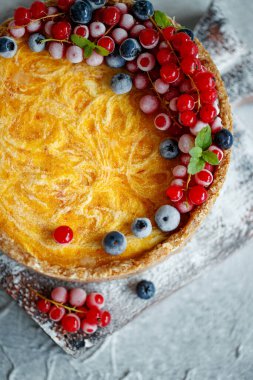 Çilekli cheesecake keki. Hassas kaymak ve hamurdan yapılmış kek.. 
