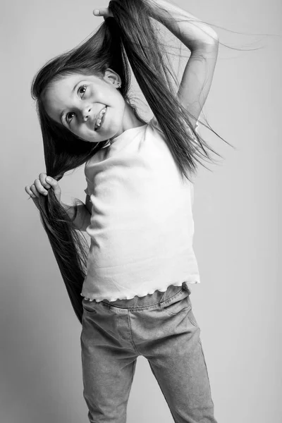 Criança linda. Menina no estúdio preto e branco. — Fotografia de Stock