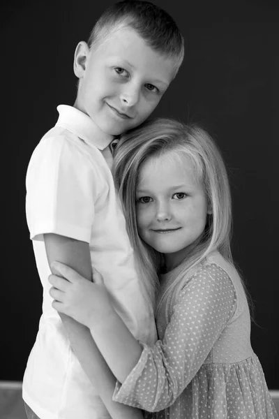 Маленький хлопчик і дівчинка. Брат і сестра . — стокове фото