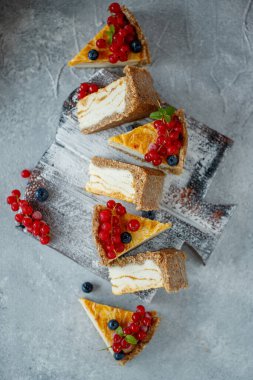 Çilekli cheesecake keki. Hassas kaymak ve hamurdan yapılmış kek.. 