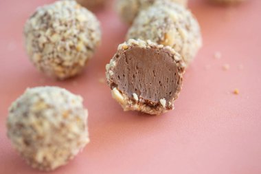 Sütlü çikolata şekeri. El yapımı tatlılık. 