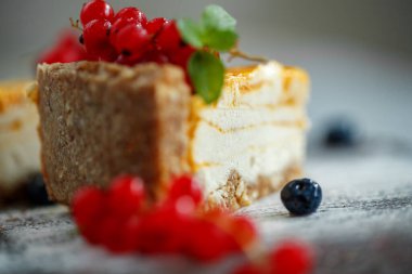 Çilekli cheesecake keki. Hassas kaymak ve hamurdan yapılmış kek.. 
