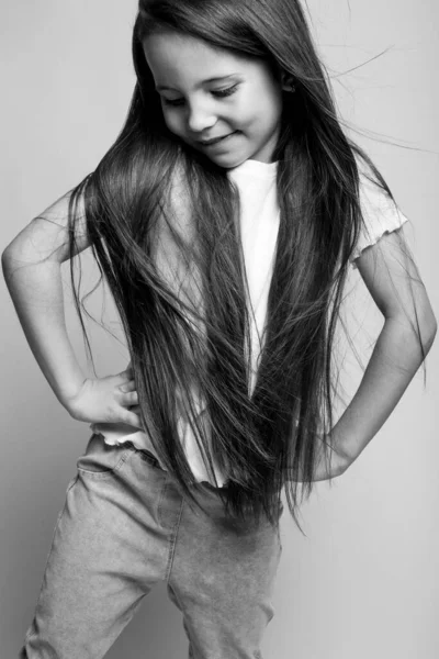 Criança linda. Menina no estúdio preto e branco. — Fotografia de Stock