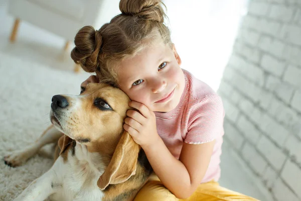 Dziecko z psem. Mała dziewczynka bawi się z psem w domu. Dziecko i zwierzę. — Zdjęcie stockowe