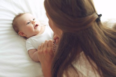 Bebekli bir kadın. Anne ve çocuk.. 