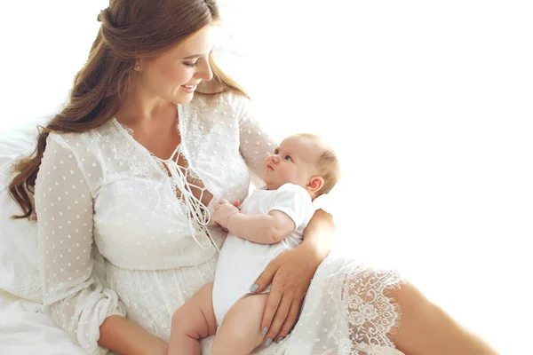 Una donna con un bambino. Madre e figlio. — Foto Stock