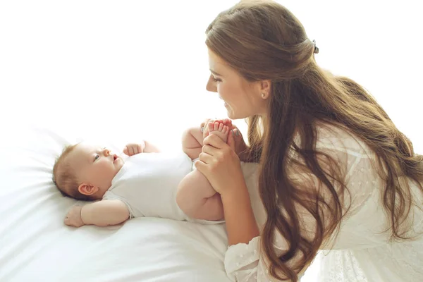 Une femme avec un bébé. Mère et enfant. — Photo