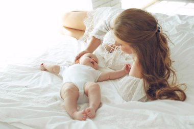 Bir kadından küçük bir çocuk. Anneyle bebek. 