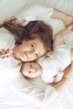 Bir kadından küçük bir çocuk. Anneyle bebek. 