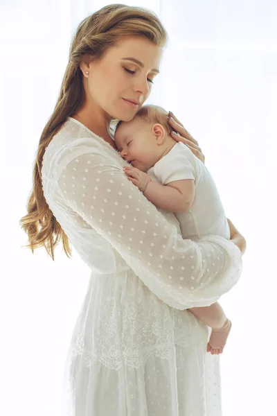 Criança pequena com uma mulher. Bebê com mãe. — Fotografia de Stock