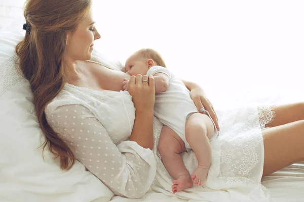 Criança pequena com uma mulher. Bebê com mãe. — Fotografia de Stock