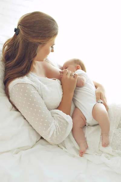 Petit enfant avec une femme. Bébé avec maman. — Photo