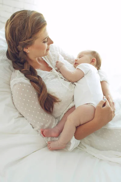 女性との小さな子供。ママと赤ちゃん. — ストック写真