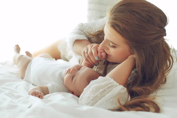 Criança pequena com uma mulher. Bebê com mãe. — Fotografia de Stock