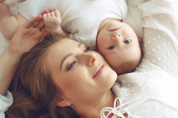 Un niño pequeño con una mujer. Bebé con mamá. —  Fotos de Stock