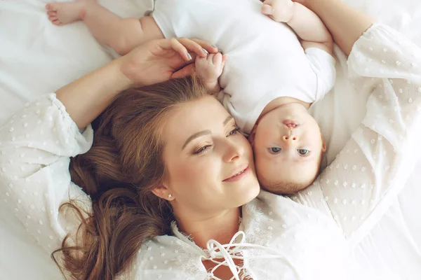 Petit enfant avec une femme. Bébé avec maman. — Photo