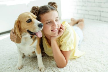 Köpekli bir çocuk. Evde av köpeği olan genç bir kız.. 