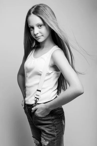 Gyönyörű gyermek. Kislány fekete-fehér stúdióban. — Stock Fotó