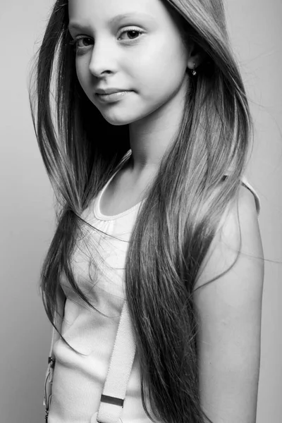 Hermosa niña. Niña en estudio blanco y negro. — Foto de Stock