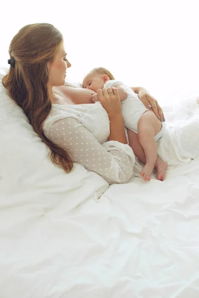 Petit enfant avec une femme. Bébé avec maman. — Photo