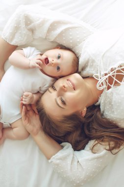 Bir kadından küçük bir çocuk. Anneyle bebek. 