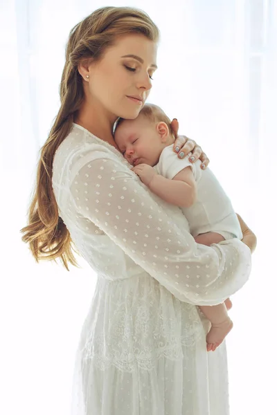 Criança pequena com uma mulher. Bebê com mãe. — Fotografia de Stock