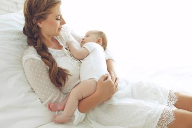 Bir kadından küçük bir çocuk. Anneyle bebek. 