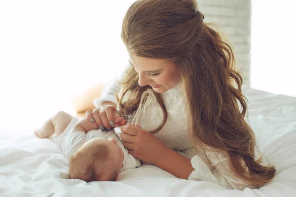 Criança pequena com uma mulher. Bebê com mãe. — Fotografia de Stock