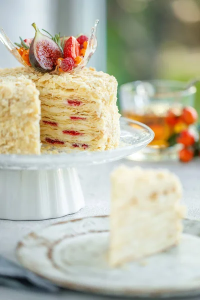 ナポレオンケーキだ。ベリーと美しいケーキ,古典的なペストリー. — ストック写真