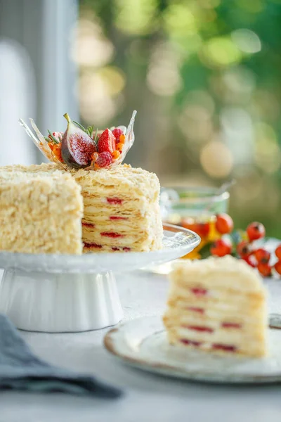 ナポレオンケーキだ。ベリーと美しいケーキ,古典的なペストリー. — ストック写真