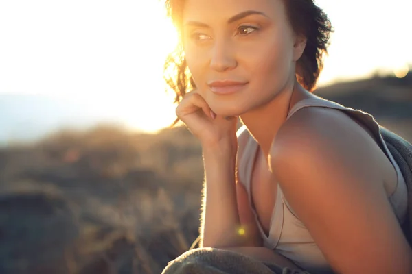 Krásná žena. Portrét krásné mladé dívky při západu slunce. — Stock fotografie