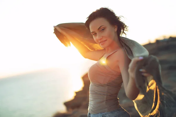 Uma mulher bonita. Retrato de uma bela jovem ao pôr do sol. — Fotografia de Stock