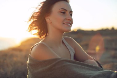 Güzel kadın. Doğada gün batımı ışığı olan genç bir kadının portresi..