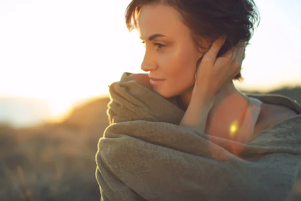 Hermosa mujer. Retrato de una joven en la naturaleza con luz del atardecer. — Foto de Stock