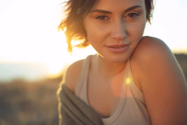 Beautiful woman. Portrait of a young woman in nature with sunset light. — Stock Photo, Image