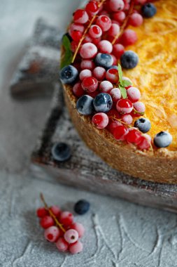 Çilekli cheesecake keki. Hassas kaymak ve hamurdan yapılmış kek.. 