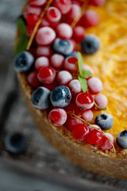 Çilekli cheesecake keki. Hassas kaymak ve hamurdan yapılmış kek.. 