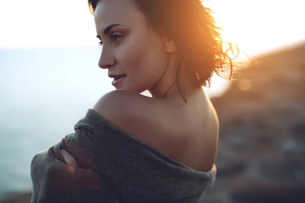 Mooie vrouw. Portret van een jonge vrouw in de natuur met zonsondergang licht. — Stockfoto