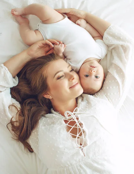 Petit enfant avec une femme. Bébé avec maman. — Photo