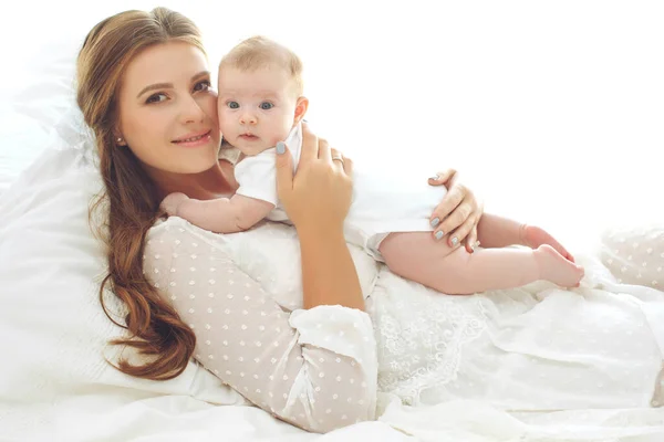 Uma mulher com um bebé. Mãe e filho. — Fotografia de Stock