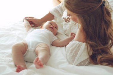 Bir kadından küçük bir çocuk. Anneyle bebek. 